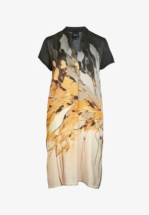 Zīda kleita ar melnu apkakli, īsām piedurknēm un abstraktu rakstu, kurā bezšuvju veidā saplūst zelta, pelēkas un bežīgas krāsas.