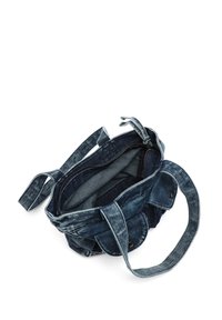 Jeansväska med mörkblå tvätt, mjuk textur, två axelremmar och ett dragkedjeförsedd ovandel. Insidan är fodrad med matchande tyg och erbjuder gott om plats.