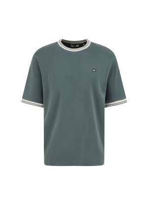 Īsā piedurkne zaļa T-krekls ar baltu un melnu svītrainu apmali apkaklē un piedurknēs, ar mazu izšūtu putna logotipu uz krūtīm.