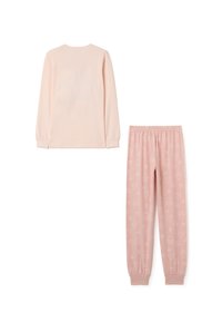 Camiseta de manga larga de algodón rosa claro con puños acanalados y pantalones de pijama a juego que presentan un patrón de corazones y huellas de patas en un rosa más claro.