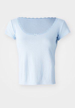 Lyseblå kortærmet T-shirt med en bølget halsudskæring, blondekant og en lille sløjfe i midten foran. Tekstureret mønster hele vejen igennem.