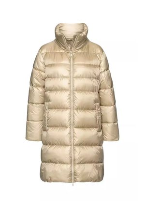 Beżowa kurtka puchowa z wysokim kołnierzem, z poziomym pikowaniem, z przodem na zamek błyskawiczny i bocznymi kieszeniami. Gładki, błyszczący materiał o średniej długości.