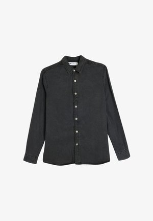 Chemise boutonnée en denim noir avec un col classique, des manches longues, des boutons en argent et une finition légèrement texturée.