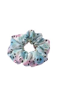 Scrunchie a tema Disney realizzato in morbido tessuto con colori pastello, stampe di personaggi dei cartoni animati neri e una finitura liscia e testurizzata.