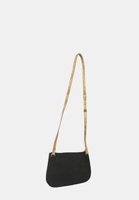 Borsa a spalla nera realizzata in tessuto testurizzato con forma curvata, dotata di una tracolla regolabile marrone chiaro con dettagli in metallo.