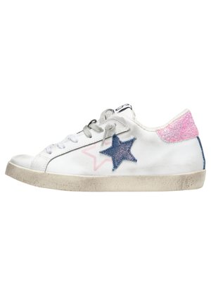Sneaker piatta bianca con applicazioni in denim e stelle glitterate. Presenta lacci grigi, suola testurizzata e un accento sul tallone in glitter rosa.