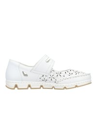 Chaussure blanche avec un motif floral perforé, bride réglable, semelle texturée et accents beiges contrastants. Matériau en cuir lisse.