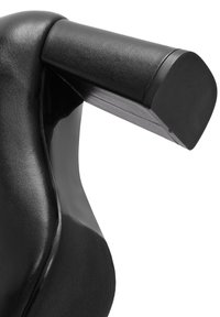Accoudoir de fauteuil ergonomique noir, doté d'un design lisse et arrondi ainsi que d'une surface texturée. Soutient une esthétique élégante et moderne.