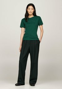 Tommy Hilfiger SLIM CODY - T-shirt con stampa - ornamental green