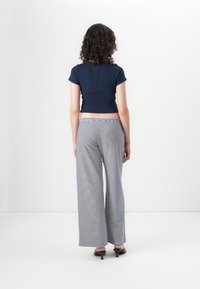 Hollister Co. MAY BAGGY PULL ON - Pantalones deportivos - dark blue/white