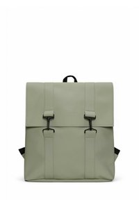 Mochila impermeable verde con forma estructurada, que presenta un cierre de solapa, dos hebillas negras y una asa superior para llevar. Textura suave.