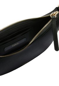 Czarna skórzana kopertówka z zamkiem błyskawicznym, złotym suwakiem i wieloma kieszonkami na karty. Posiada wytłoczone logo na wewnętrznej podszewce.