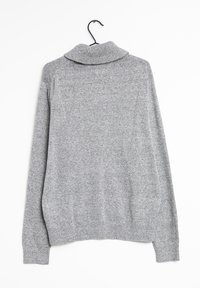 Grauer Strickpullover mit hohem, umgeschlagenem Kragen, langen Ärmeln und gerippten Bündchen und Saum. Glatte Textur mit einem subtilen Melange-Muster.
