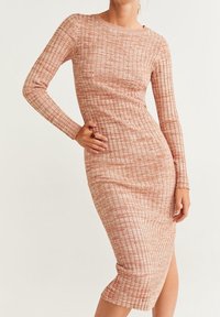 Abito midi a maglia a coste in rosa pallido, caratterizzato da maniche lunghe, scollo rotondo, spacco laterale e silhouette aderente. Tessuto morbido con elasticità.