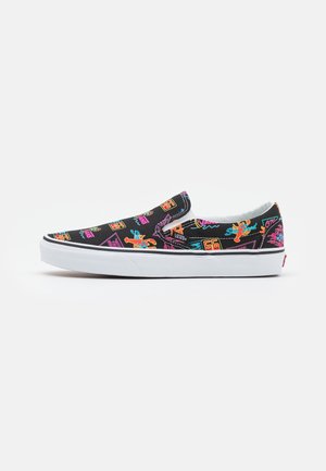 Basket slip-on Vans noire avec des graphismes rétro colorés et une semelle en caoutchouc blanche, vue de côté sur un fond blanc.