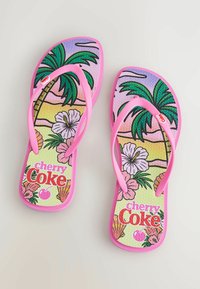 Porinė pora rožinių šlepečių su tropiniu dizainu, įskaitant palmės medžius, hibisko žiedus ir „Cherry Coke“ logotipą ant tekstūruotų padais.