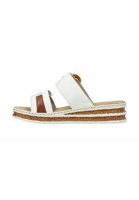 Sandales compensées en cuir blanc avec deux larges brides, un accent marron et une plateforme en liège arborant des coutures blanches et une semelle texturée.