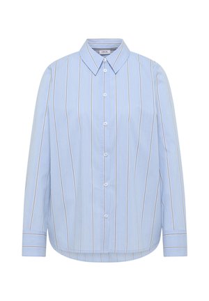 Světle modrá pruhovaná košile s klasickým límečkem, zapínáním na knoflíky a dlouhými rukávy. Má úzké bílé a tmavě modré pruhy. Hladká textura látky.