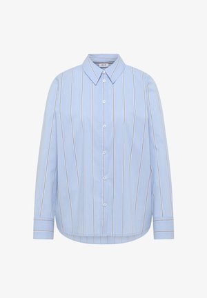 Světle modrá pruhovaná košile s klasickým límečkem, zapínáním na knoflíky a dlouhými rukávy. Má úzké bílé a tmavě modré pruhy. Hladká textura látky.