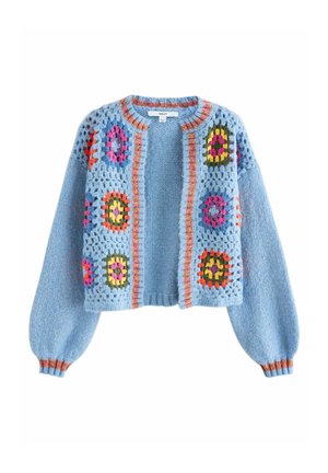 Cardigan tricoté bleu clair avec manches ballon, devant ouvert, et motifs carrés de fleurs au crochet colorés sur la poitrine et les épaules.