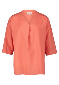 Blusa di lino corallo con scollatura a V, maniche corte e veste morbida. Presenta una texture sottile e un dettaglio di cucitura sulla scollatura.