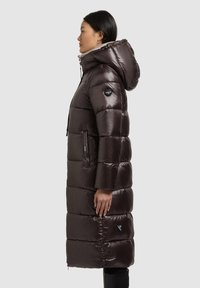 Langer, glänzender dunkelbrauner Steppmantel mit Kapuze, ausgestattet mit einem Reißverschluss vorne, Seitentaschen und gesteppten Designelementen.