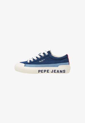 Sinine teksamaterjalist tossud, millel on valge kummist tald ja paelad. Omab "Pepe Jeans" logo ning punast aktsenti kandadel. Klassikaline madala profiiliga disain.