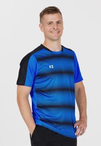 Kortärmad sporttröja i blått med svarta detaljer, med diagonala ränder och en logotyp. Tillverkad av lätt och andningsbart material.