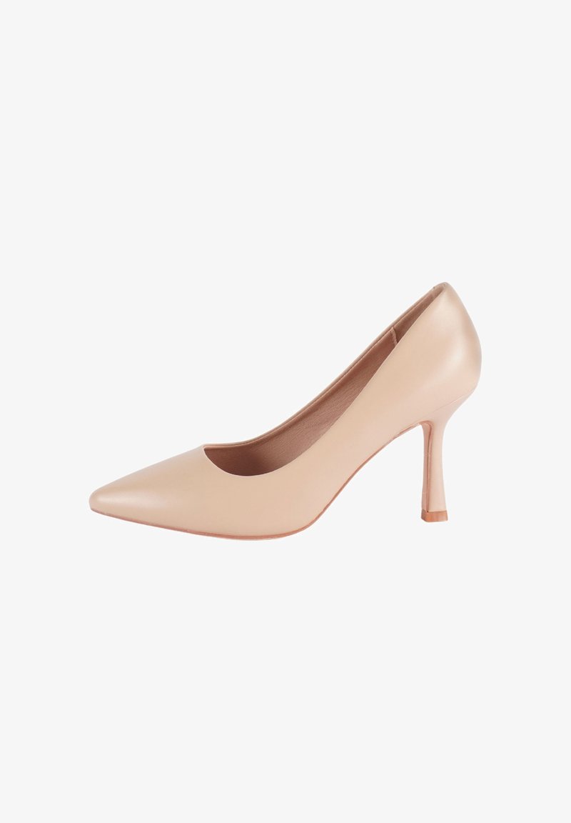 Punta a spillo beige con tacco alto, realizzato in pelle liscia, con una finitura leggermente lucida e un tacco a stiletto sottile.