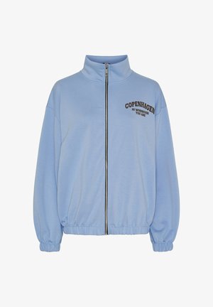 Lyseblå lynlåstrøje med elastiske manchetter og kant, høj krave samt teksten "Copenhagen is wherever you are" trykt på venstre bryst.