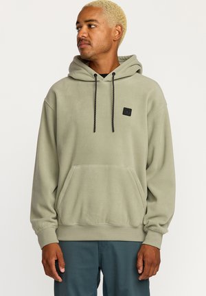Olijfgroene fleece hooded sweatshirt met een voorkant zak, geribbelde manchetten en een klein zwart logo-patch op de borst.