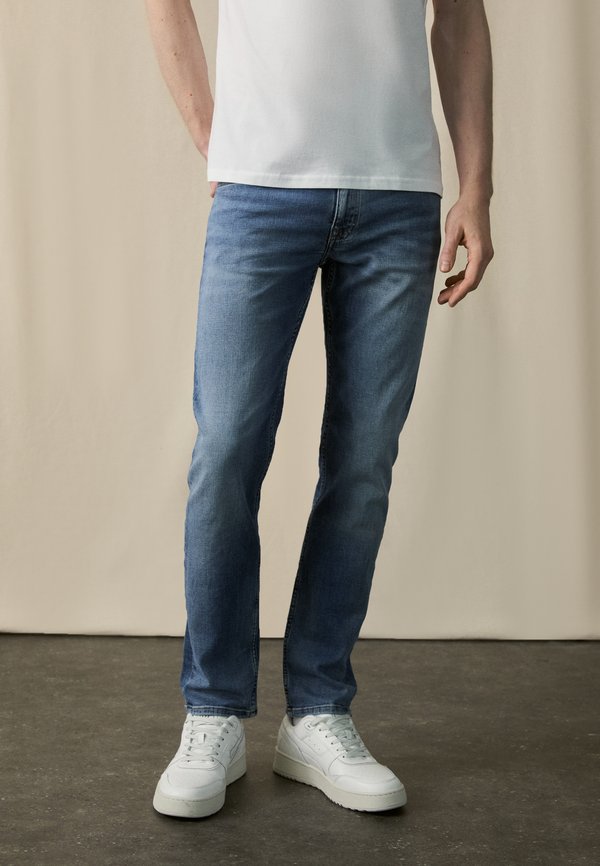 MODELL SJÖBO SHAPED IN LÄSSIGER CROSS-HATCH STRUKTUR - Straight leg jeans - authentic mid