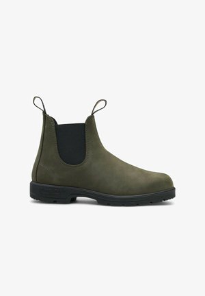 Olivgrüner Chelsea-Stiefel mit schwarzen elastischen Seitenpaneelen, schwarzer Sohle und Zuglaschen vorne und hinten.