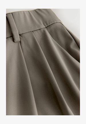 Pelēka plisēta svārki ar gludu, mīkstu tekstūru un platu jostasvietu ar aizdares detaļu. Audums krīt maigi, veidojot elegantus krokas.