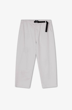 Svetlo šedé nohavice s elastickým pásom a čiernym opaskom. Majú rovný strih a bočné vrecká. Hladká textúra.