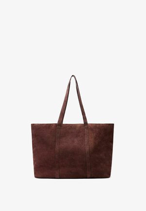 Donkerbruine suède boodschappentas met twee lange handvatten en verticale stikdetails op een witte achtergrond.