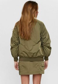 Nümph NUALLIE - Bomber stiliaus striukė - ivy green