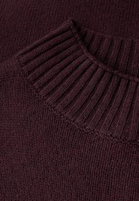 Burgunderfarvet strikket sweater med ribbet hals, der har en glat kropsstruktur og et kombineret ribbet og fladt mønster på kraven.