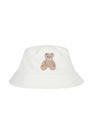 Cappello a secchiello bianco con toppa ricamata di orsetto marrone chiaro centrata sul pannello frontale.
