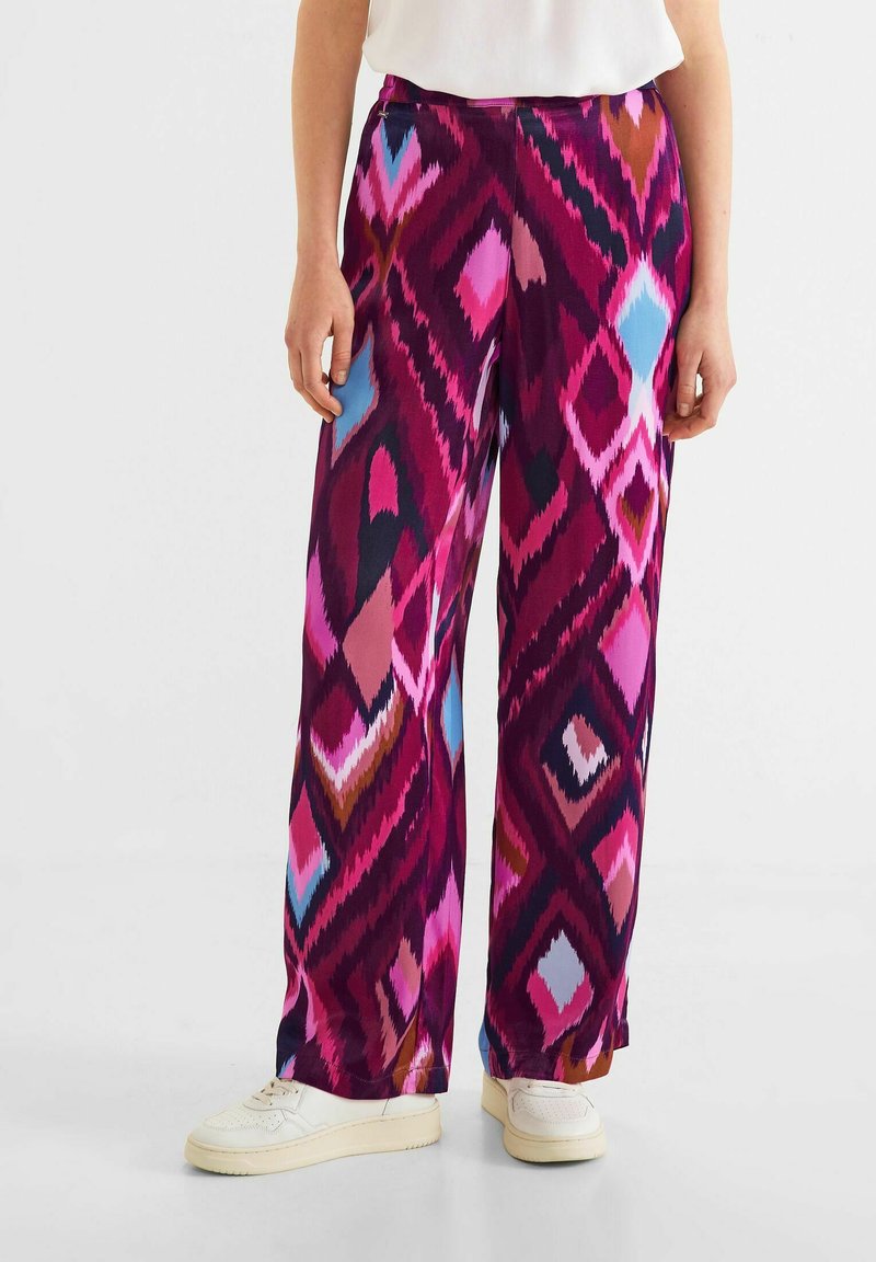 Paarse wijde broek met een levendig abstract diamantpatroon in roze, blauw en bruin. Gemaakt van lichtgewicht stof.