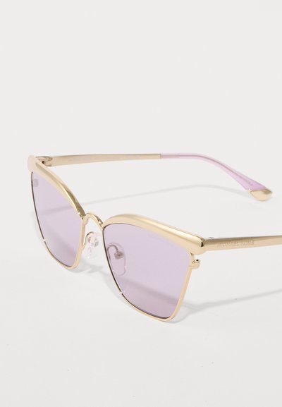 Lunettes de soleil en œil de chat avec une monture en métal doré, des verres teintés lavande et des branches accentuées de rose. Comprend des plaquettes de nez pour le confort.