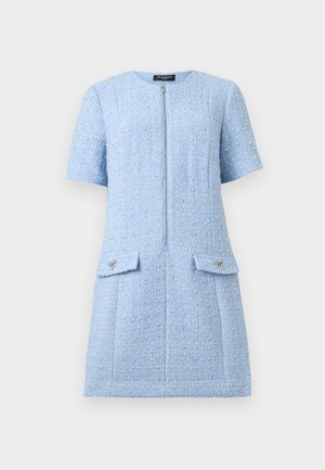 Robe courte à manches courtes en bleu clair texturé avec une fermeture éclair devant, deux poches à rabat ornées de petits nœuds, et un col rond.