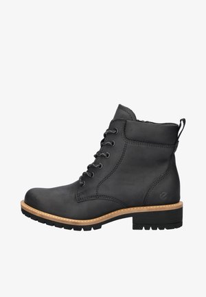 Bottine en cuir noir avec finition texturée, devant à lacets et talon bloc. Présente une semelle contrastante beige et une languette à l'arrière.