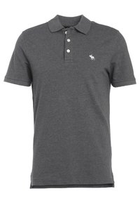 Tummanharmaa lyhythihainen polo-paita, jossa on kolme valkoista nappia ja pieni valkoinen hirvieläinlogo vasemmassa rinnassa.