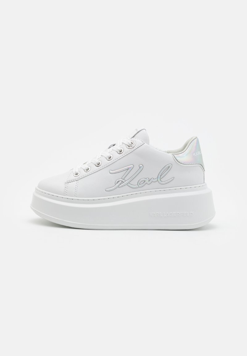 Sneakers platform bianchi realizzati in morbido materiale sintetico, con punta tondeggiante, chiusura con lacci frontale e dettagli iridescenti sul tallone.
