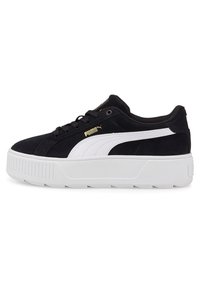 Zapatilla de ante negra con acentos blancos, que presenta una suela de plataforma y un logotipo dorado. Punta redonda, diseño con cordones y media suela texturizada.