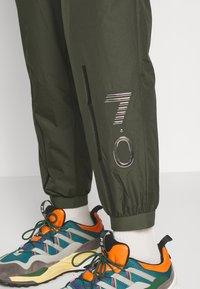 EA7 Emporio Armani Teplákové kalhoty - olive