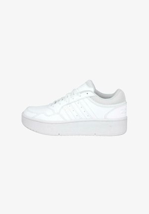 Zapatilla blanca con parte superior de cuero suave, acentos perforados, cuello acolchado y suela de goma texturizada. Cierre con cordones en la parte delantera.
