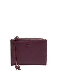 Bordowy portfel na karty na zamek błyskawiczny z teksturowaną powierzchnią, z wyróżniającym się logo, akcentami w postaci sznureczków oraz smukłym, prostokątnym kształtem.