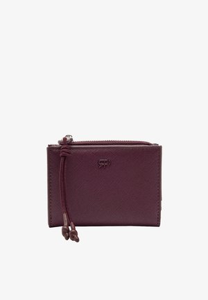 Bordowy portfel na karty na zamek błyskawiczny z teksturowaną powierzchnią, z wyróżniającym się logo, akcentami w postaci sznureczków oraz smukłym, prostokątnym kształtem.